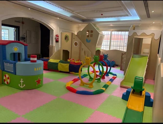 قاعة لعب داخلية آمنة بسجاد ناعم ومعدات ترفيهية للأطفال