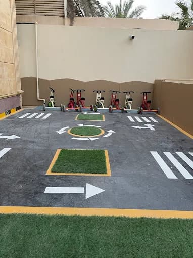 ساحة لعب خارجية آمنة بمسارات مرورية ودراجات للأطفال