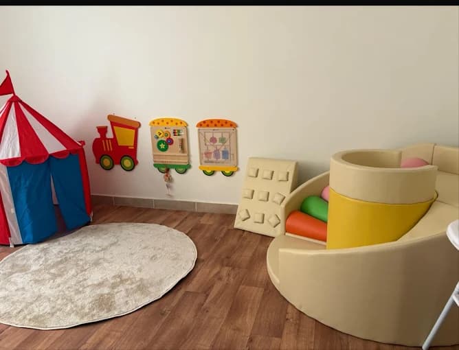 غرفة أنشطة للأطفال بخيمة لعب وجدار تفاعلي ومنطقة لعب ناعمة